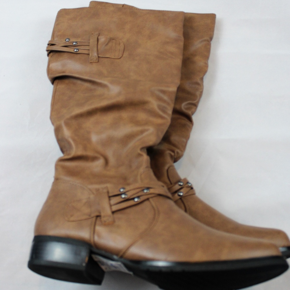 BNWOT WHITE MT. MERIDA BOOTS.  B26